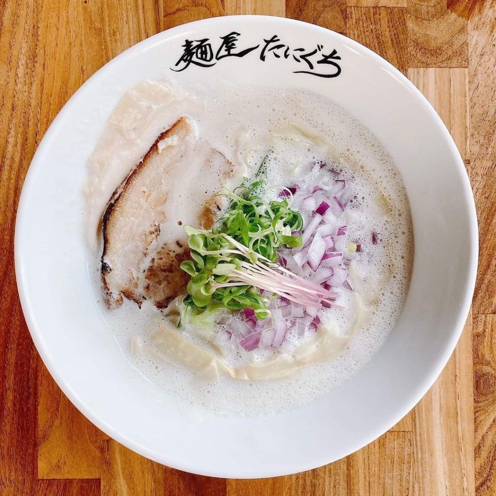 優しい味わいの【鶏白湯ラーメン】