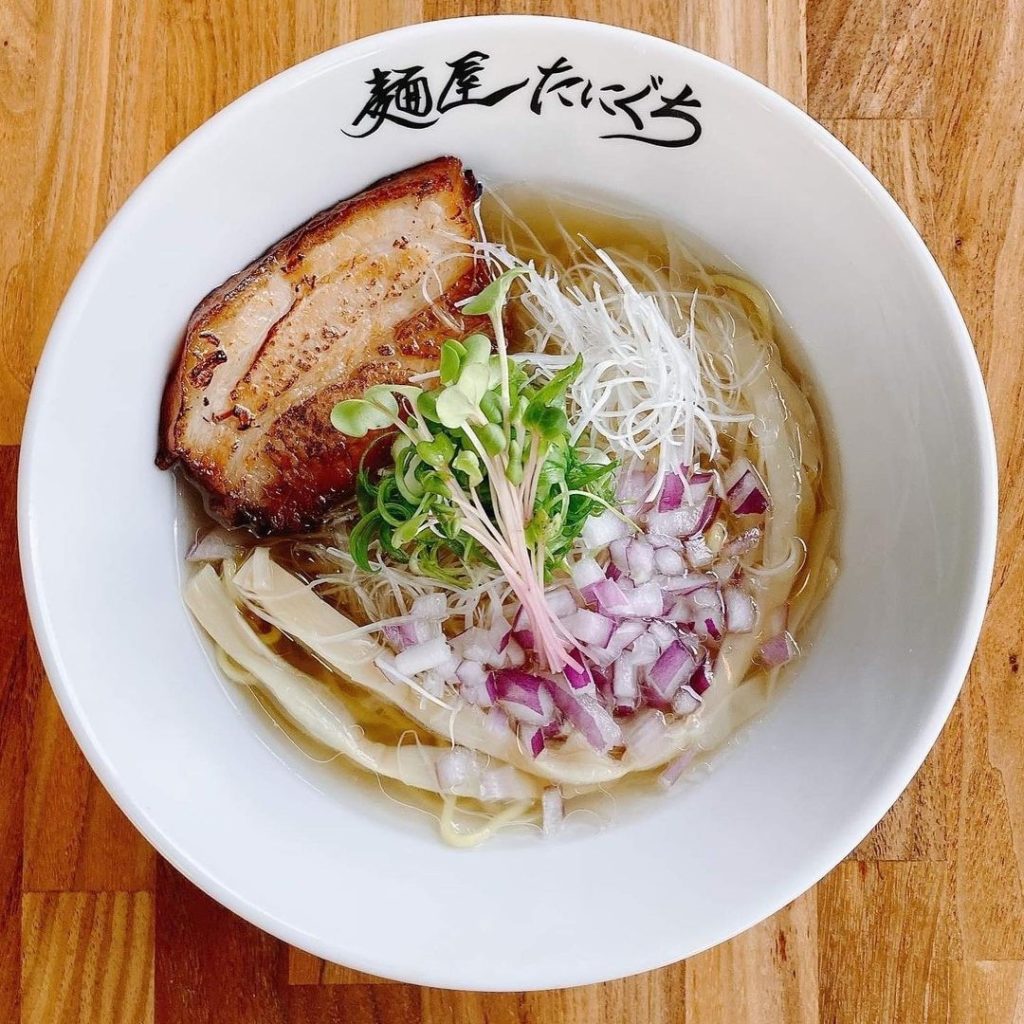 豚骨の旨みが凝縮された【豚塩ラーメン】