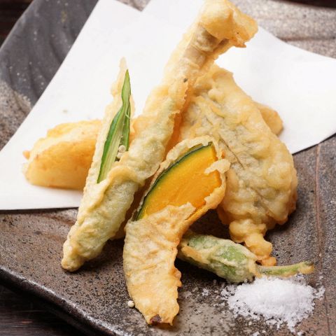 豪快に揚げた野菜の天ぷら