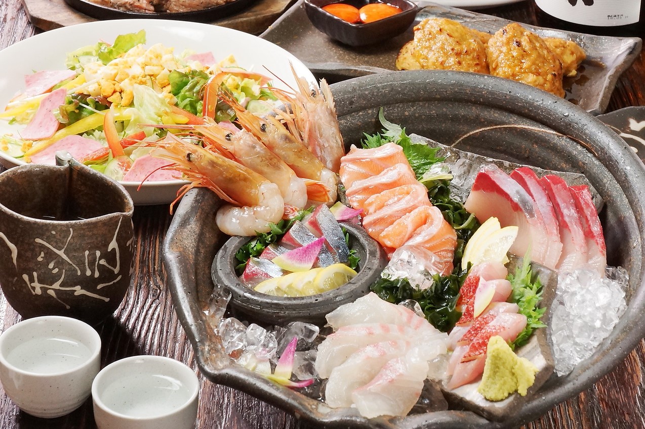 定食は小鉢とサラダ付きです